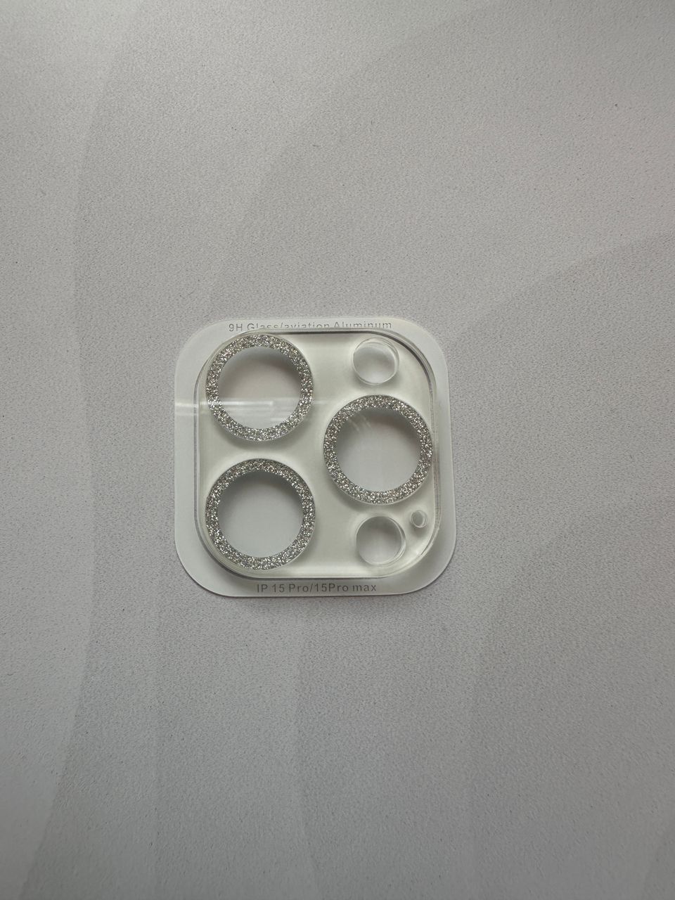 iPhone 15 Pro trasparente con borde plateado 