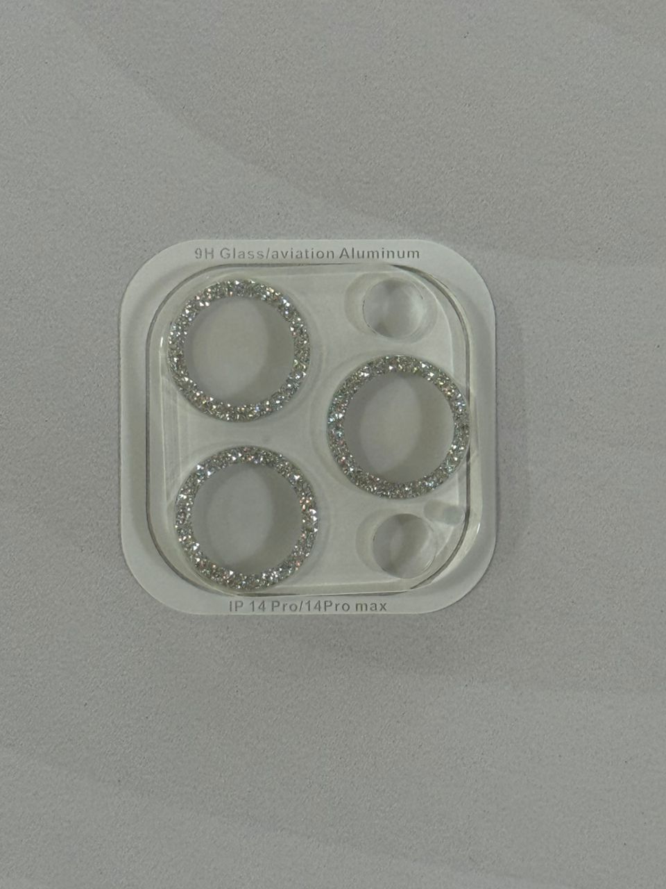 iPhone 16 Pro Max transparente con borde plateado 